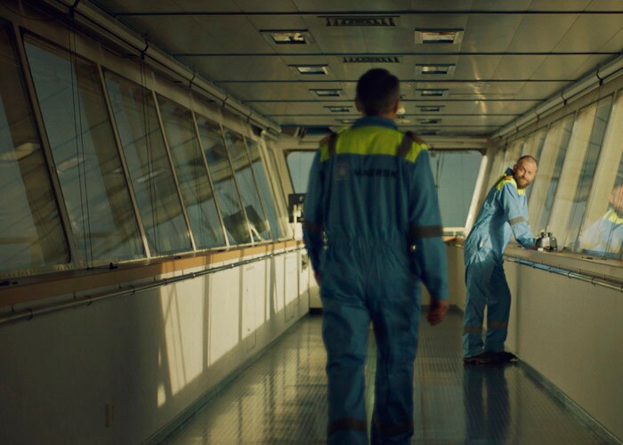 걷고 있는 한 직원