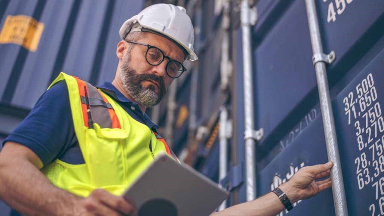 Foreman engineer man control loading containers box