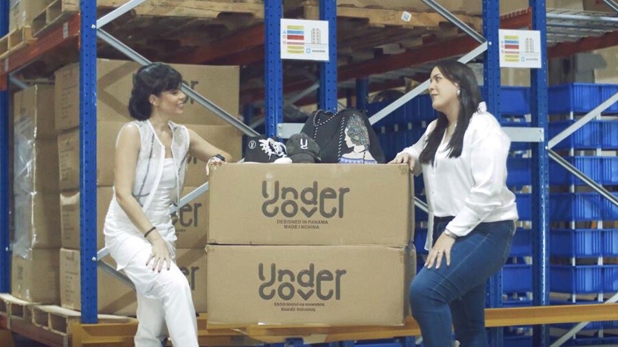 Mujeres conversando cara a cara