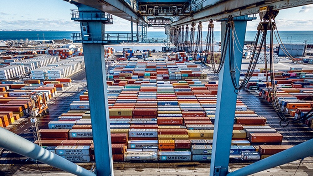 Maribo Maersk at Århus port unloading