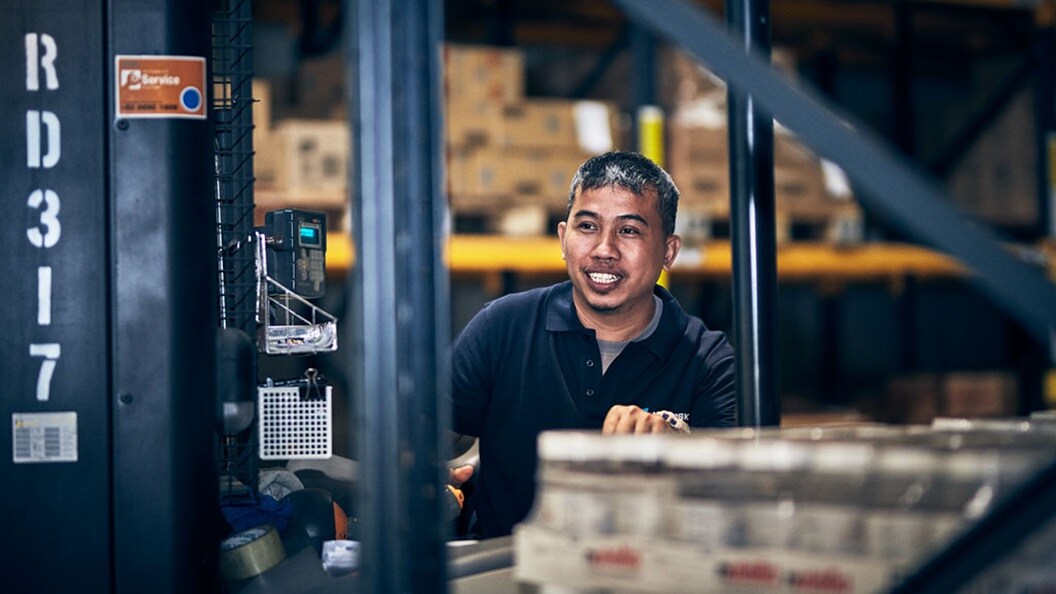 A man working in an omnichannel warehouse