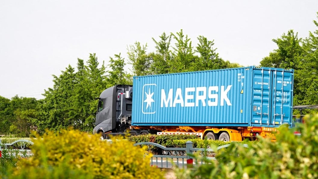 Maersk truck with blue container