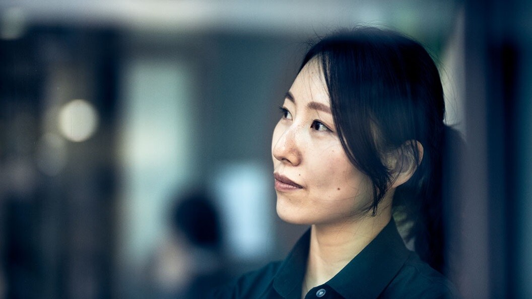 Mujeres que miran lejos