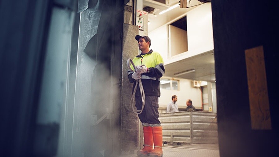 Man in workdress unloading a Reefer container