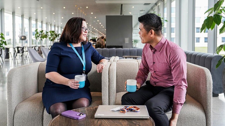 Personas en el salón de la oficina