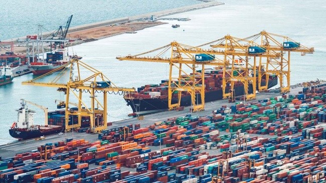 Versorgungshafen mit Schiffen und Ausrüstung für den Warenumschlag 