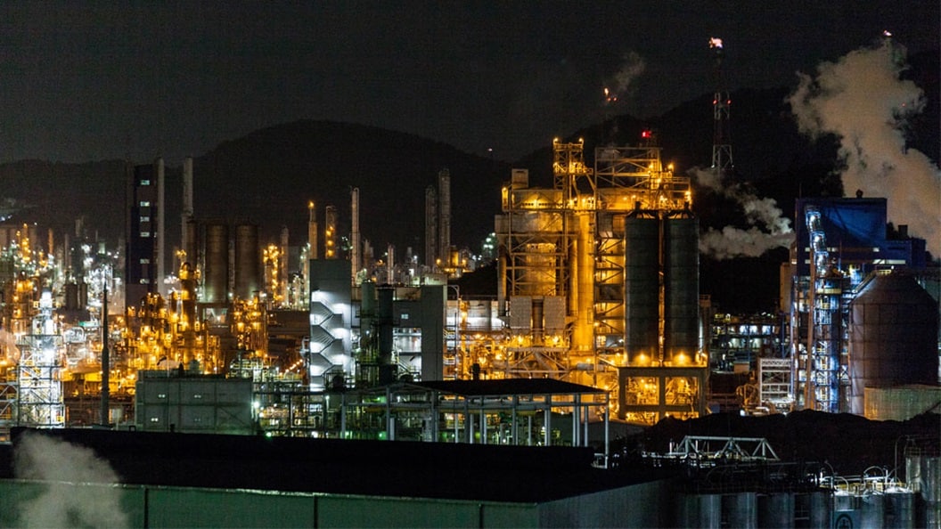 Leading polymer manufacturer reaches markets faster with an uber-efficient hub-in-transit solution