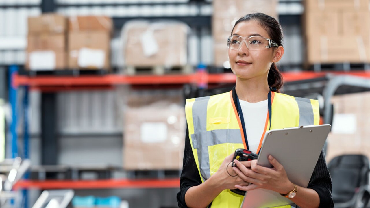 メモパッドを持つ女性