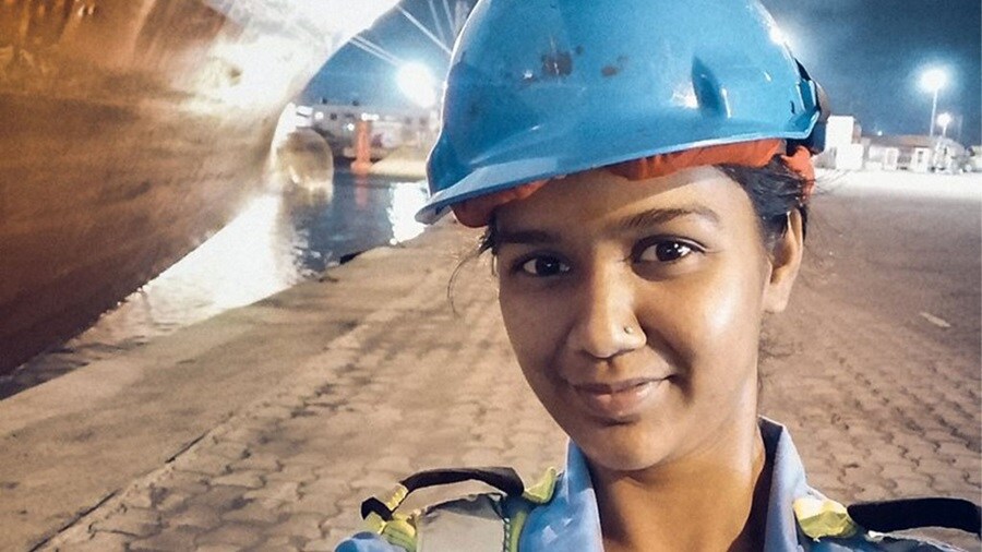 Maersk employee in front of a vessel during the COVID-19 pandemic..