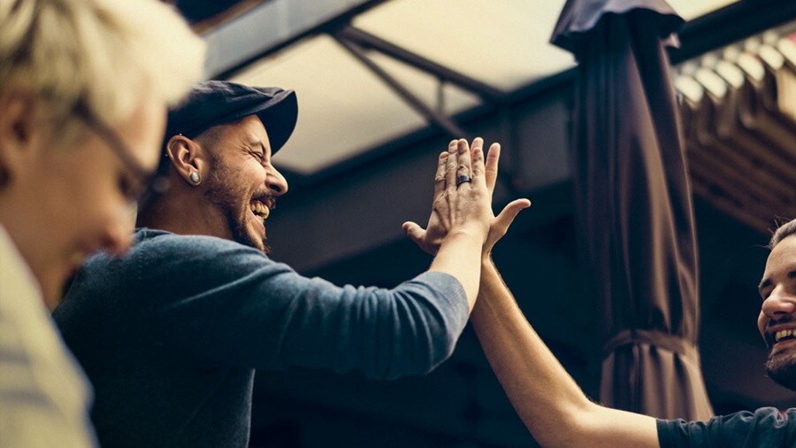 Comunidad de amigos descansan y chocan los cinco