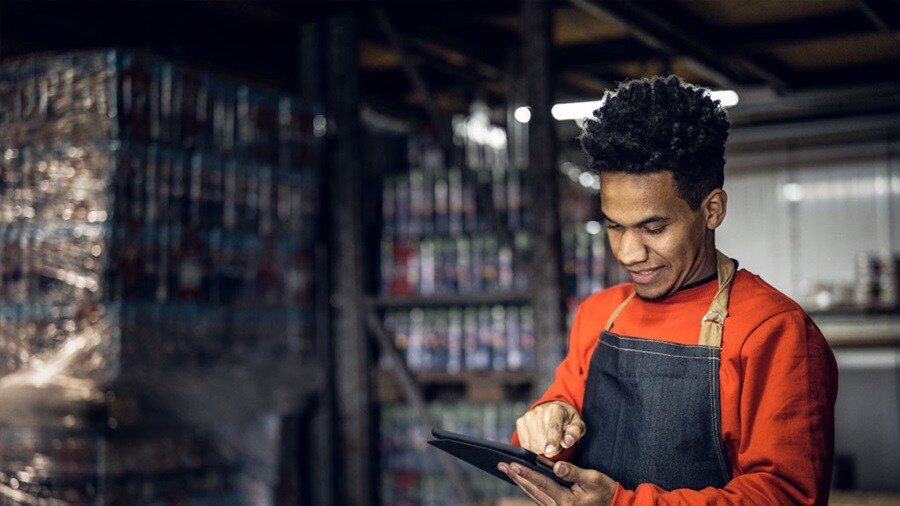 Hombre utilizando una tableta en un almacén