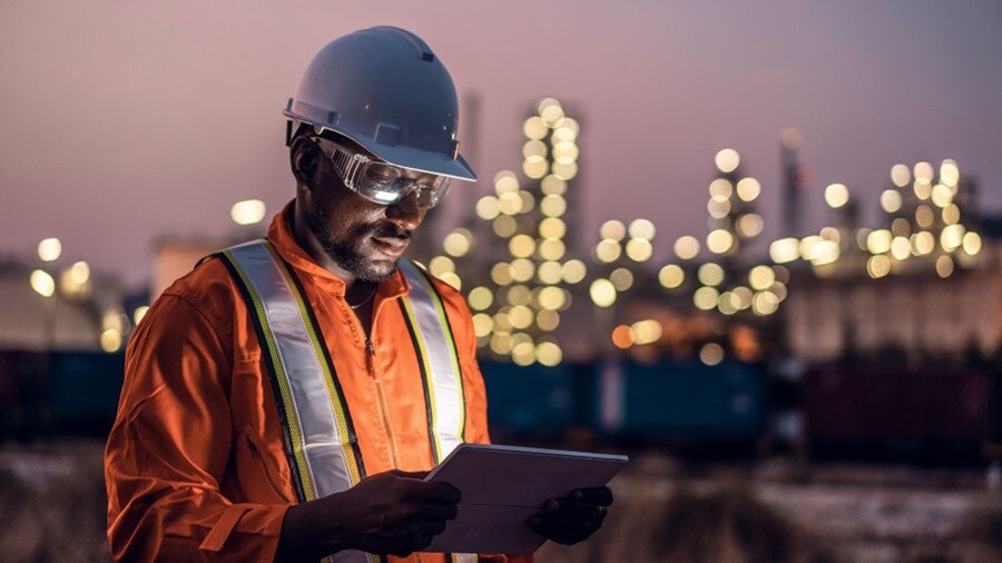 Responsable de operaciones de flotas utilizando una tableta