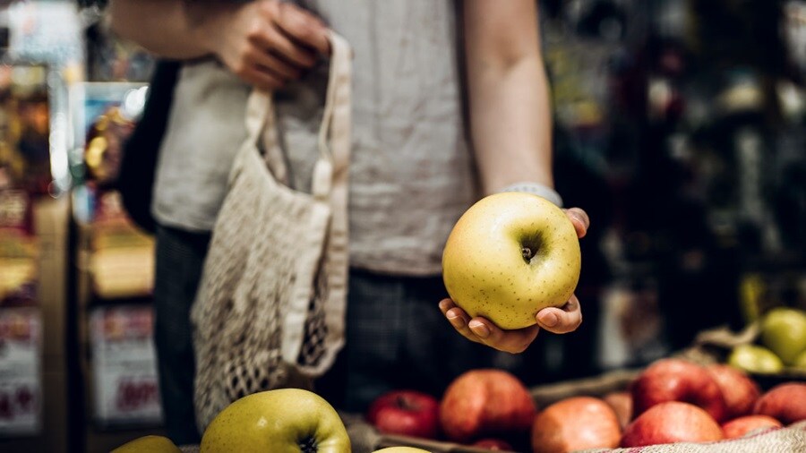 Mujer sosteniendo una manzana