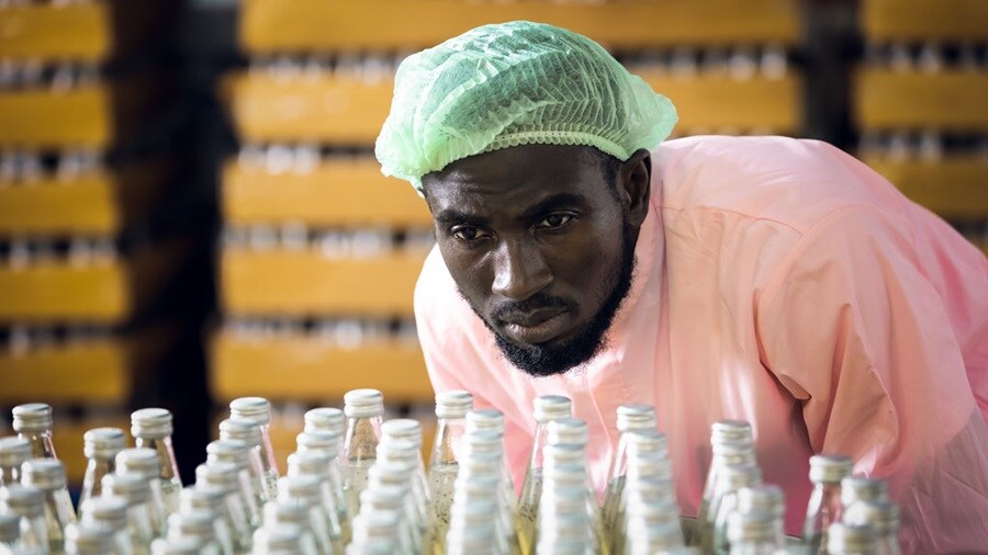 Hombre mirando botellas de vidrio