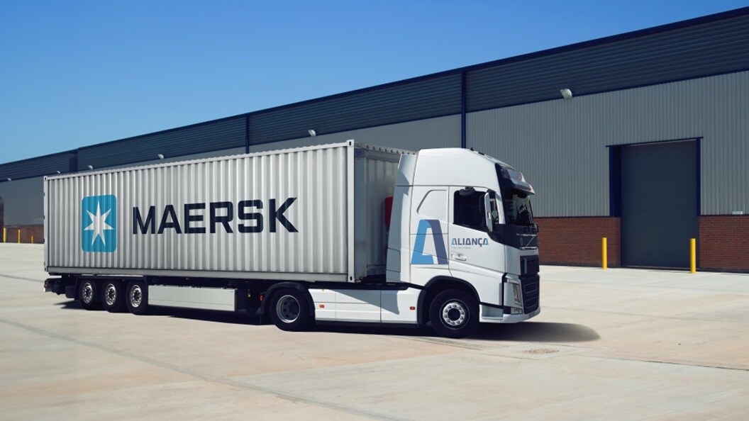 Caminhão da Aliança transportando contêiner da Maersk