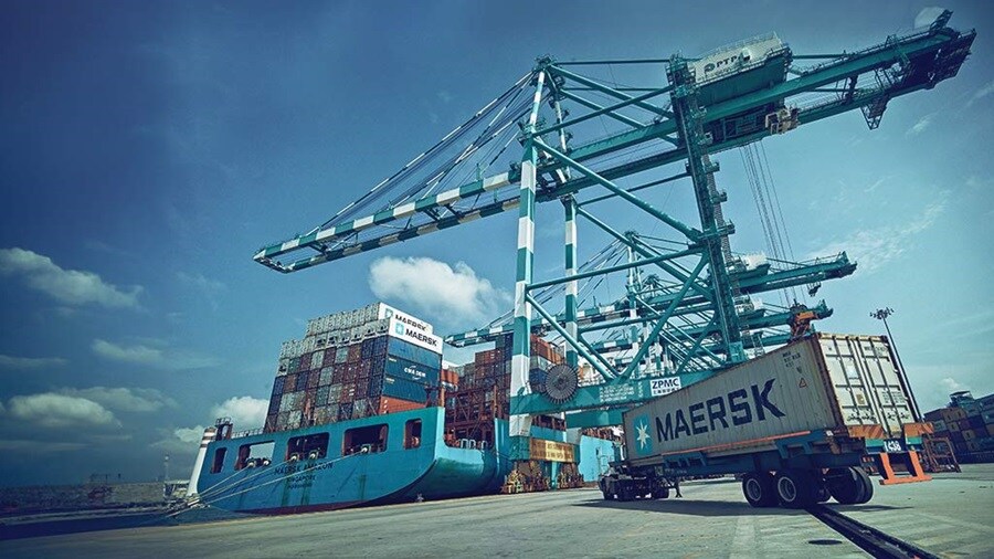 Caminhão da Maersk em área portuária