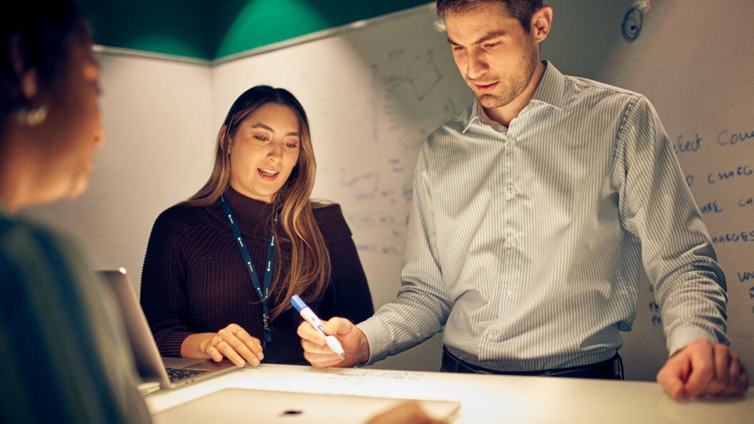 Empleados técnicos de Maersk en conversación