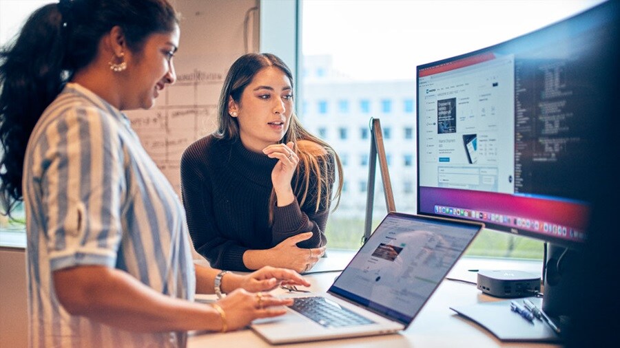 Dos empleadas mirando datos