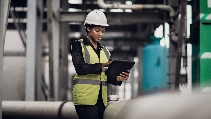 Mujer sujetando una etiqueta