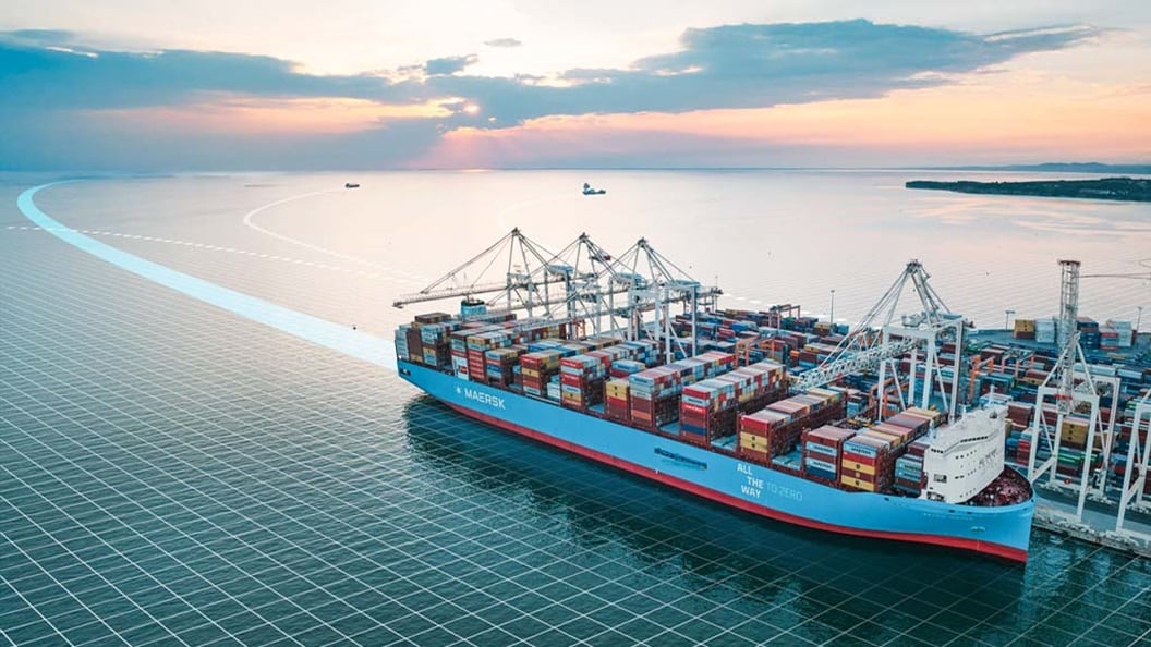 Gran buque de transporte de contenedores Maersk atracado en el puerto durante el atardecer.