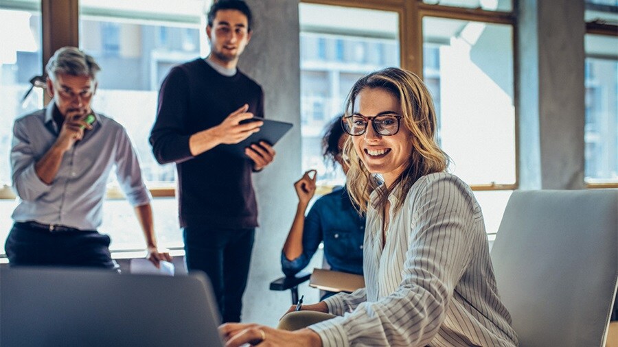 Personas en el trabajo, al teléfono, en reuniones, clientes