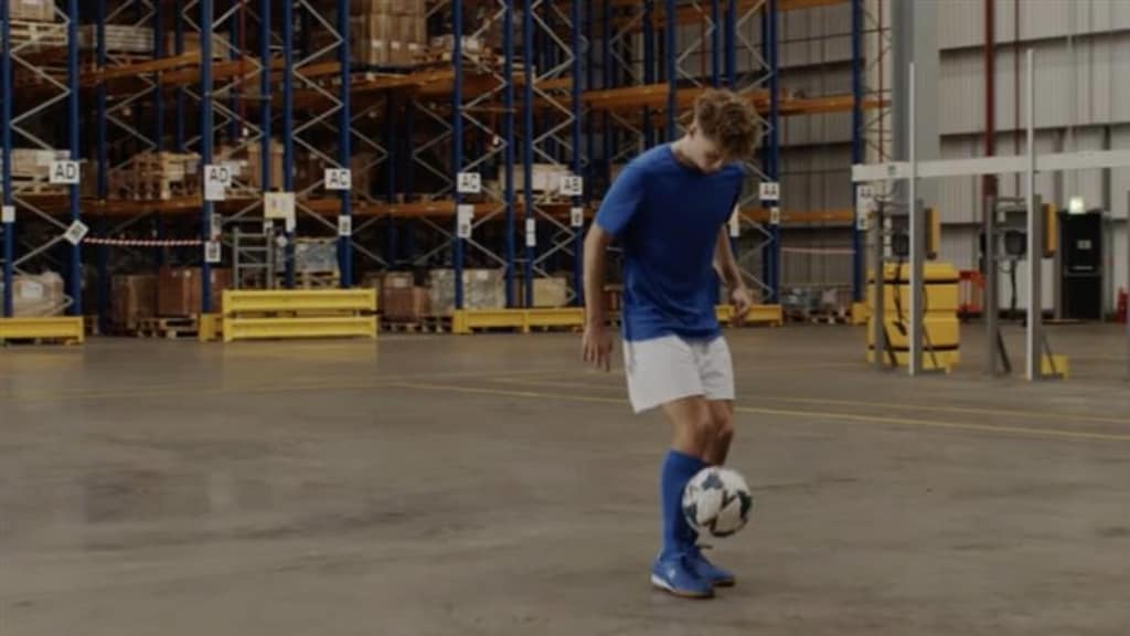 Un homme jonglant avec un ballon