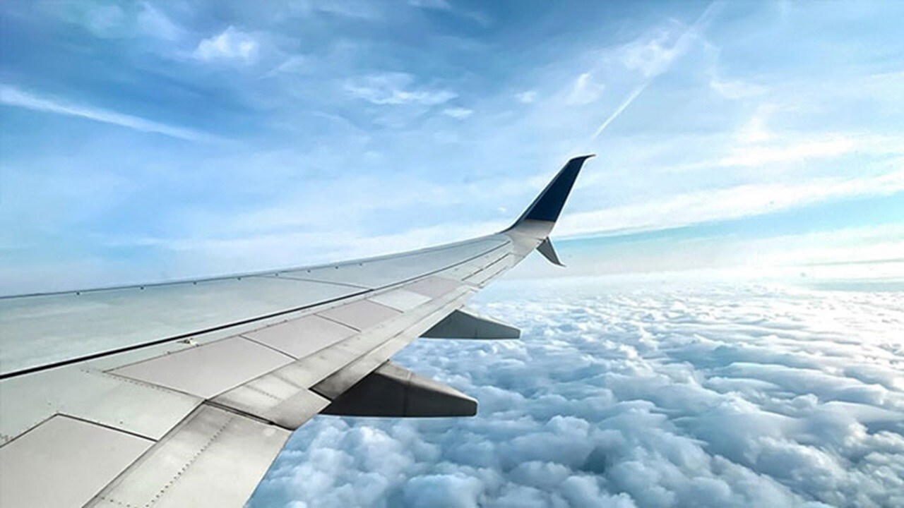 天空中一架飛機的後視圖，標誌馬士基航空貨運公司為 Accur8 Distribution 提供新的機翼。