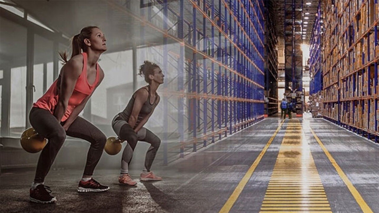 體育運動行業趨勢對供應鏈的影響 - 一位使用訓練器材進行鍛煉的女士。
