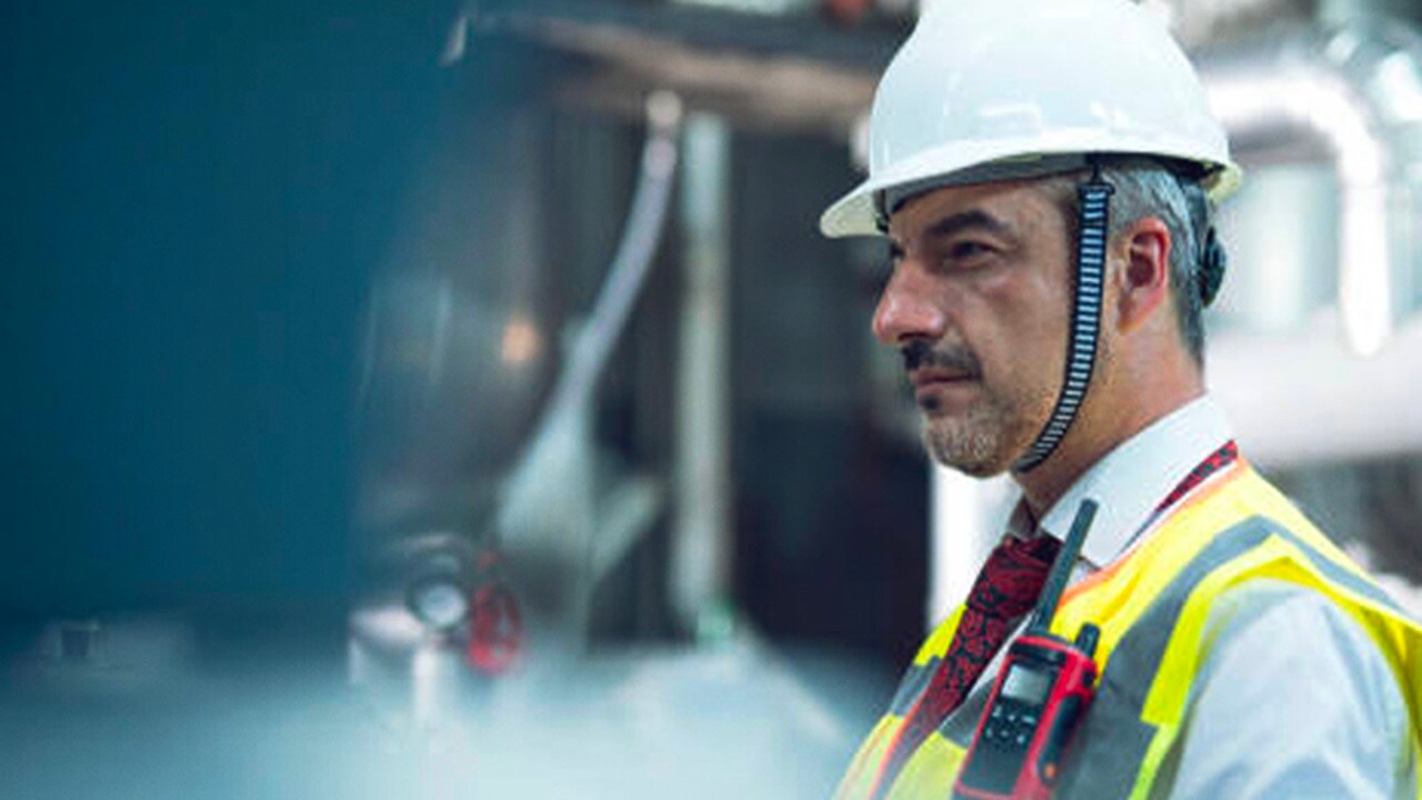 Gestión de la cadena de frío: un trabajador en una instalación de almacenamiento en frío. 