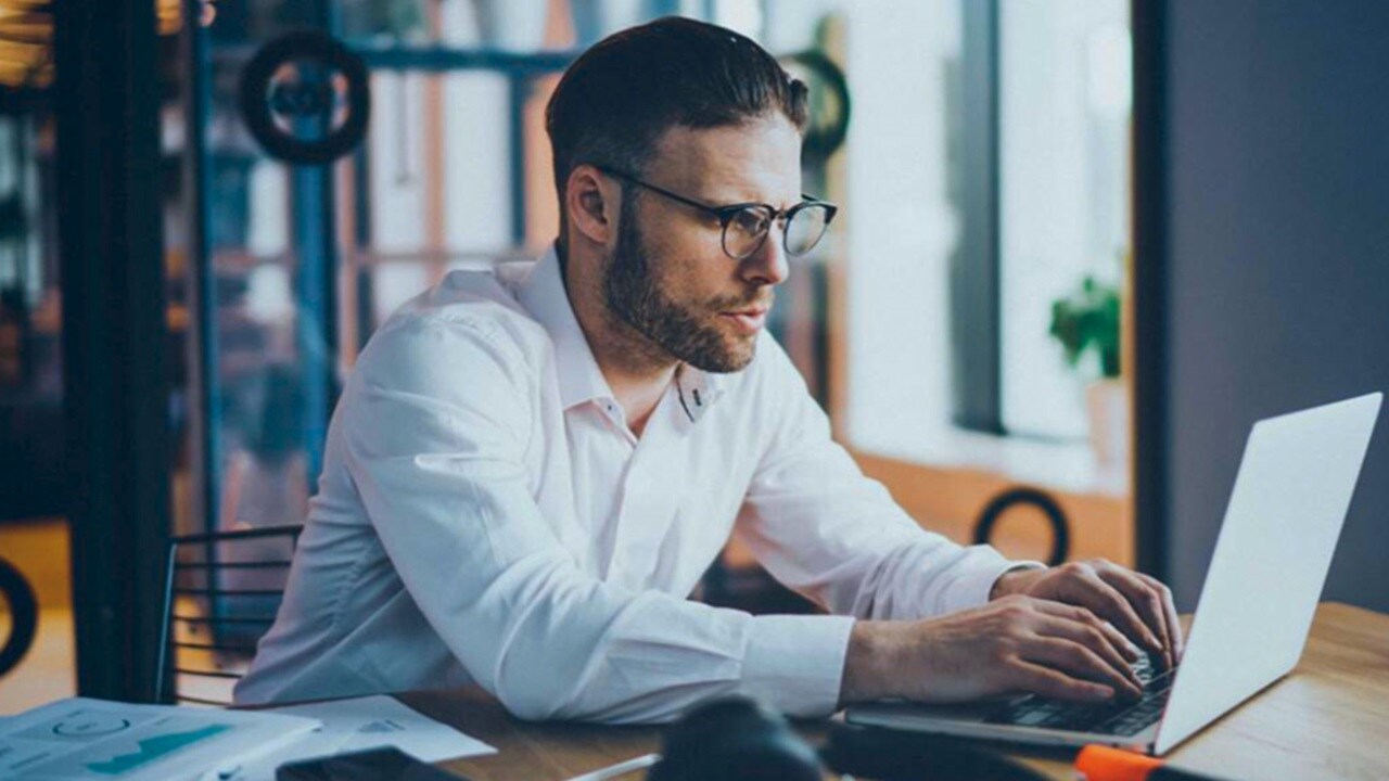 Мужчина работает на ноутбуке