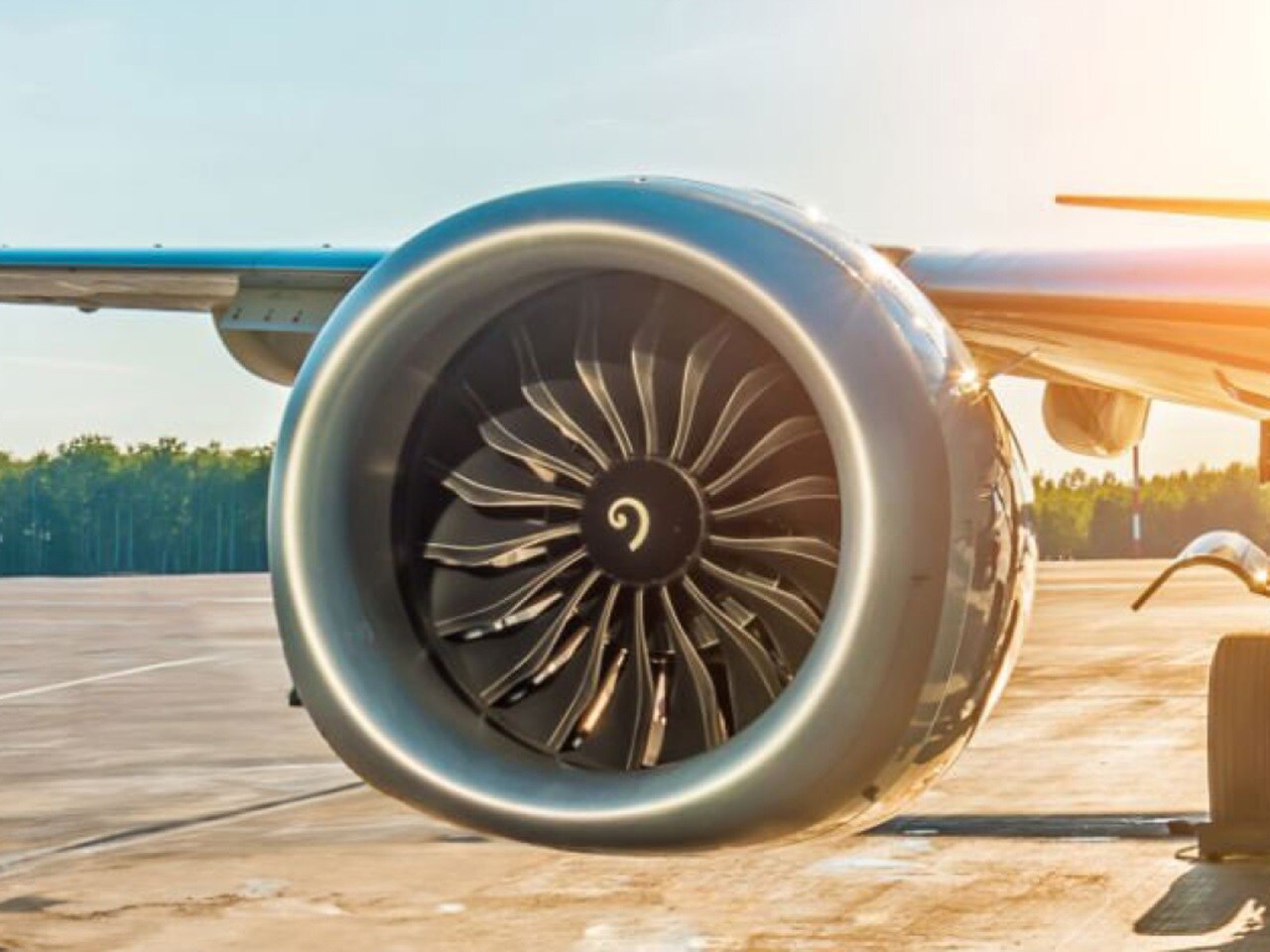 Primo piano di un motore turbofan di un aereo parcheggiato.