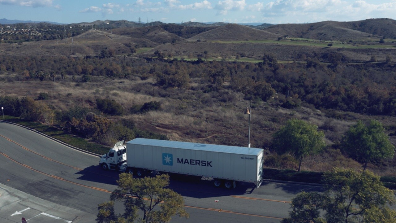 Вид сверху на автомобиль-контейнеровоз Maersk.